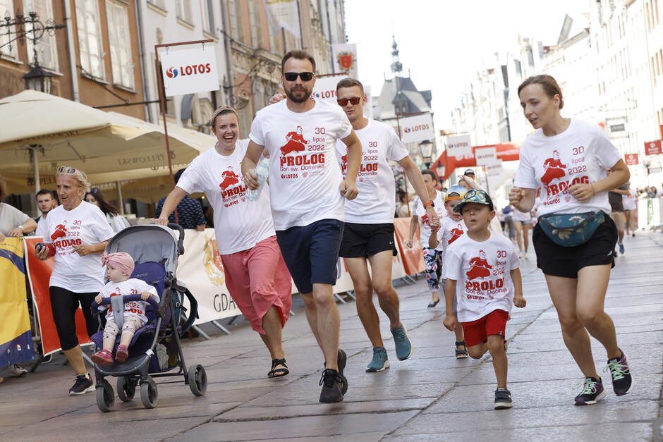 Na zdjęciu widzimy grupę uczestników biegu rodzinnego, który odbywa się na ulicach Gdańska