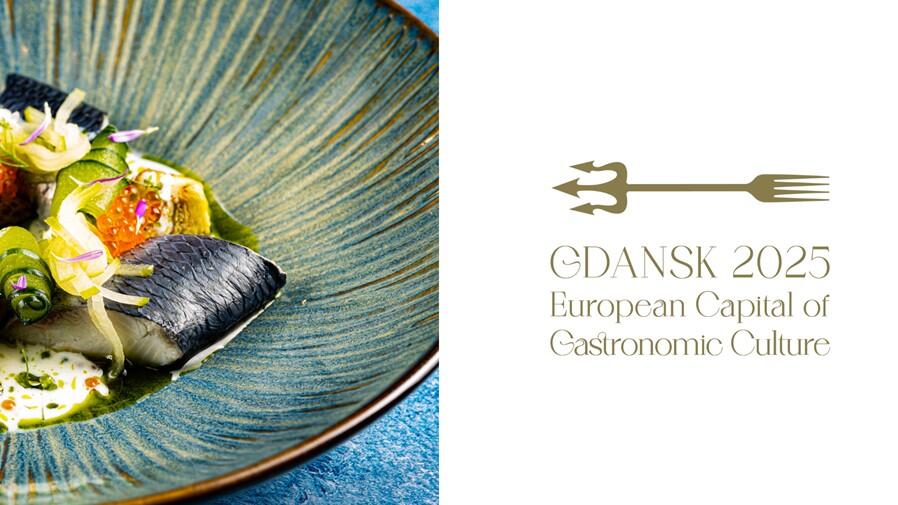 Widok talerza z wykwintną potrawą po lewej - po prawej logo Europejskiej Stolicy Kultury Gastronomicznej z napisem Gdansk 2025