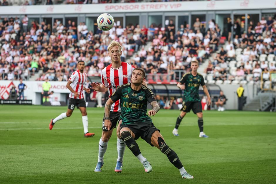 Zawodnicy na boisku walczą o piłkę