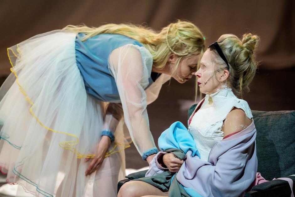 Dwie kobiety na scenie teatralnej