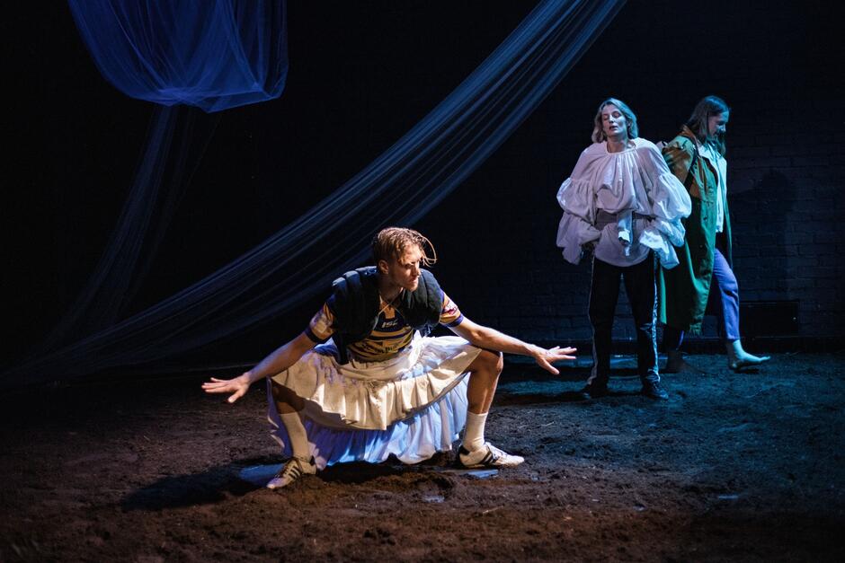 Troje aktorów na scenie