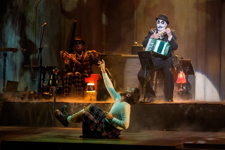 Troje aktorów/muzyków na scenie - przebrani są za klauny