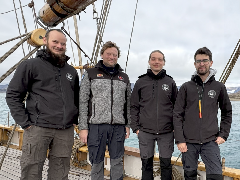 Załoga Stacji UMK Kaffiøyra. Od lewej Kamil Czarnecki, Marcin Dobrowolski - kapitan statku, Przemysław Sala i Bartłomiej Cerski fot. Maja Kocielska