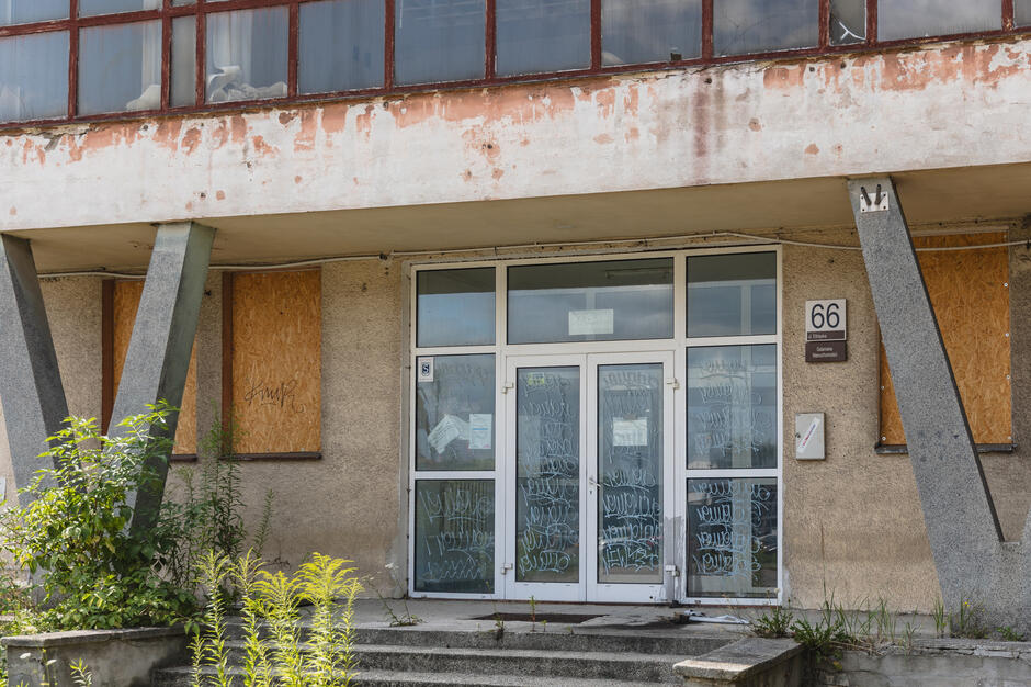 Widok przeszklonego wejścia do budynku