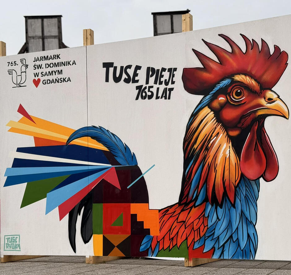 Malunek koguta na ścianie w przestrzeni miejskiej.