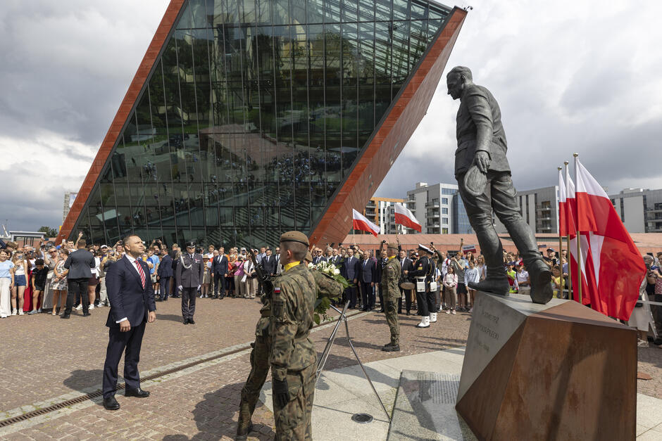 Zdjęcie ze złożenia kwiatów