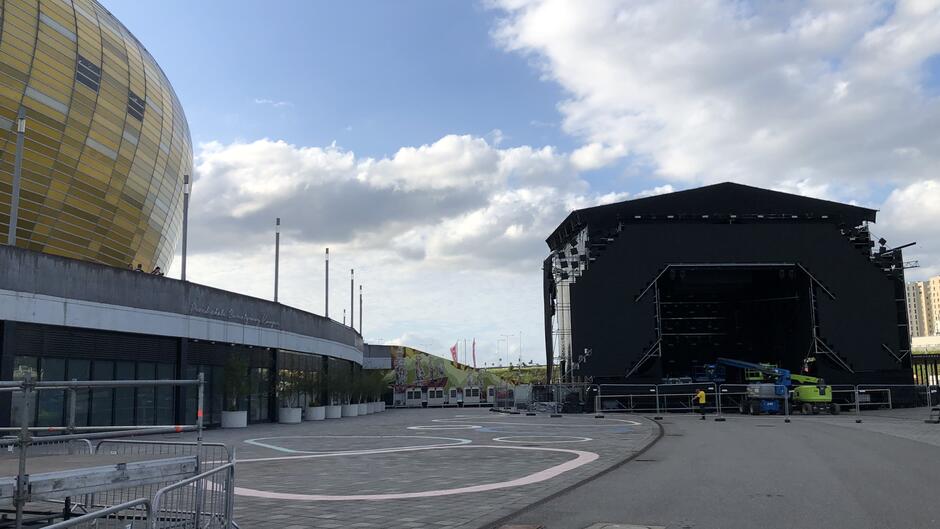 Scena jest po prawej, po lewej widzimy fragment bryły stadionu Polsat plus Arena Gdańsk
