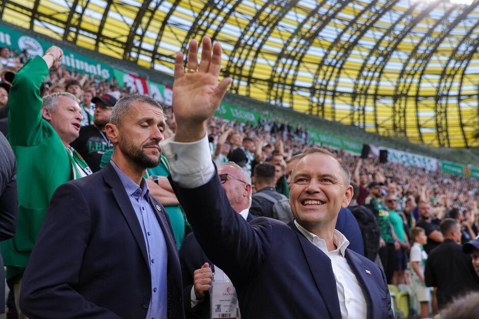 Karol Nawrocki wśród kibiców w młynie