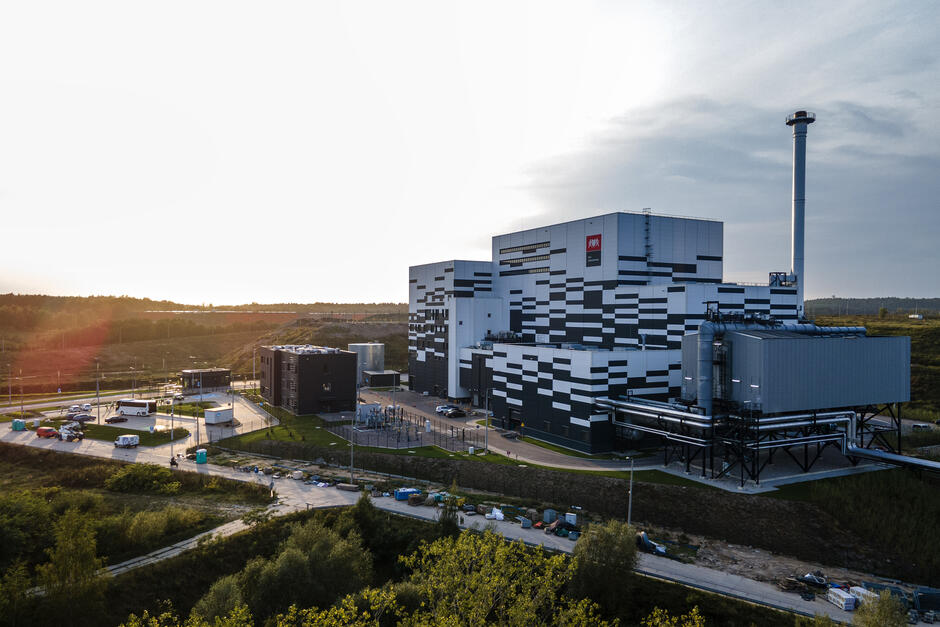 Zakład spalania odpadów widziany z lotu ptaka o zachodzie słońca.