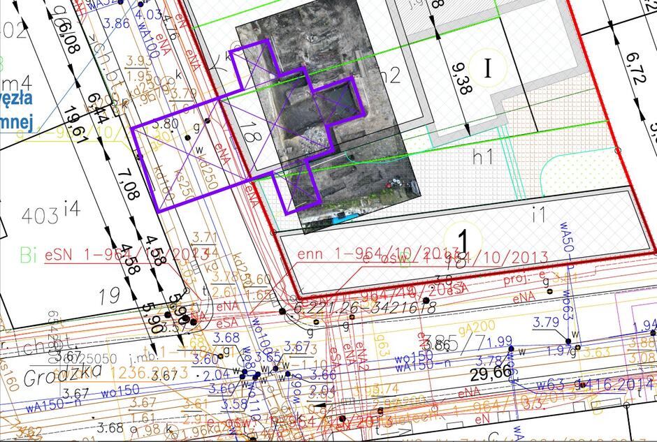 Mapka z naniesionym na nia kształtem typowego krzyża rzymskokatolickiego