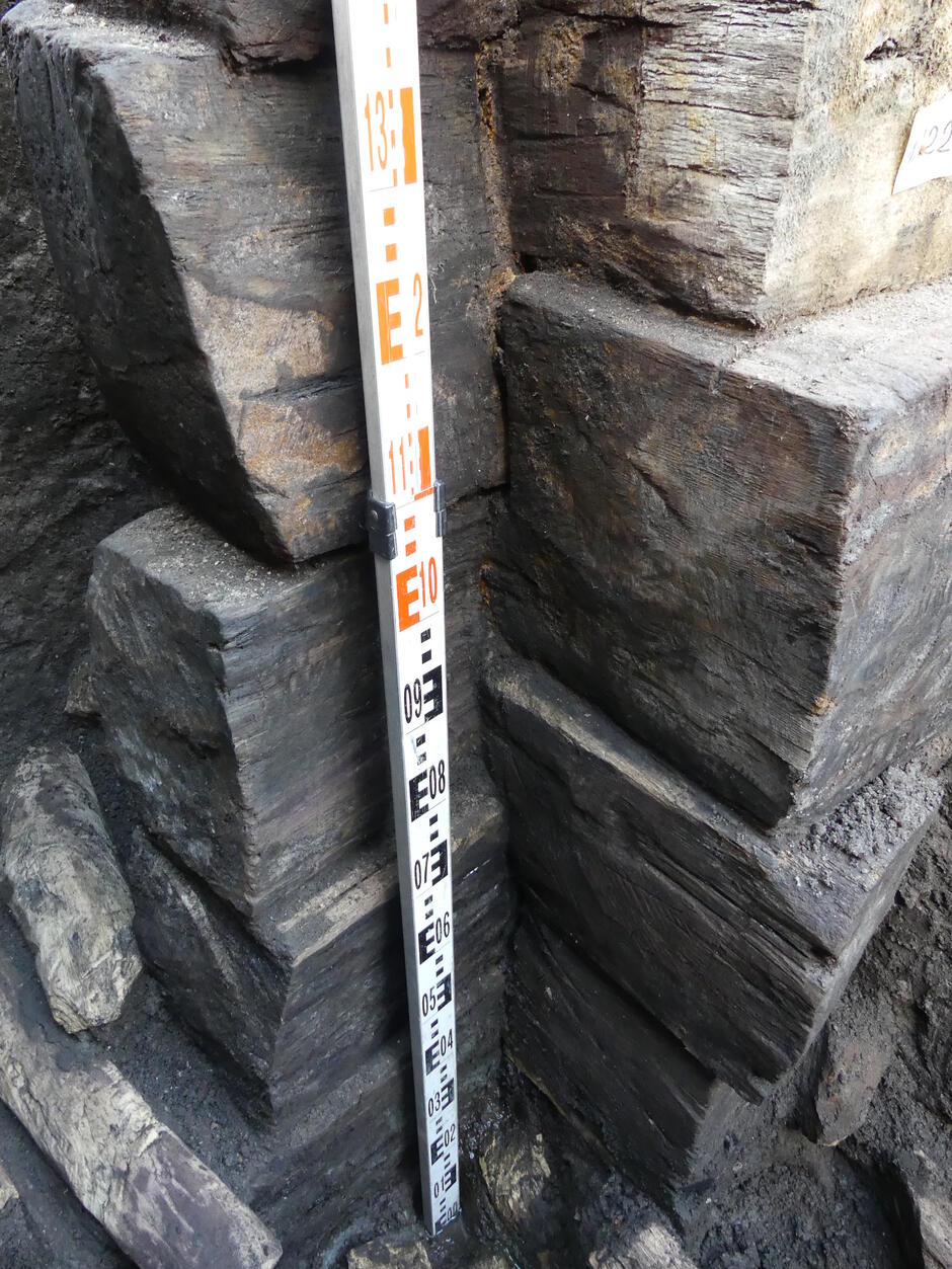 Widok drewnianej konstrukcji narożnika budynku