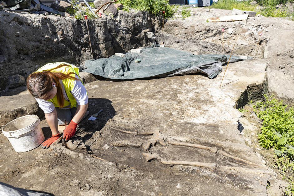 Pochówek, czyli kości znalezione pod płytą z piaskowca