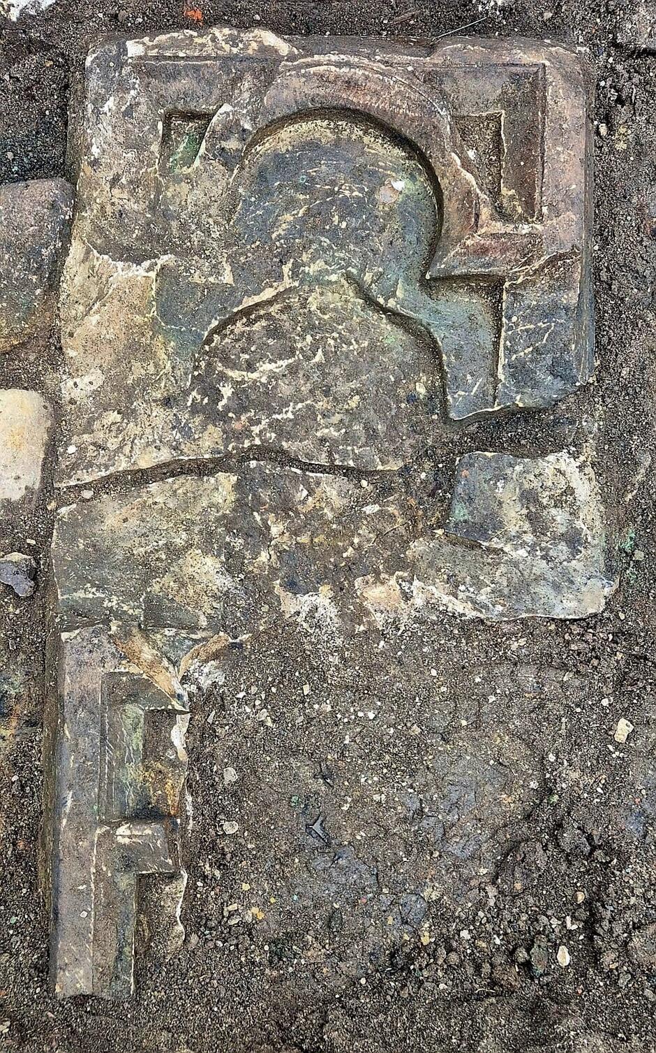 Stara płyta nagrobna z ozdobnym elementem rzeźbiarskim