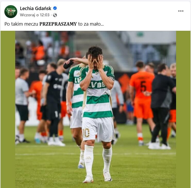 Wpis: Po takim meczu PRZEPRASZAMY to mało. Poniżej zdjęcia piłkarza na boisku, który ze wstydu zasłania twarz rękami