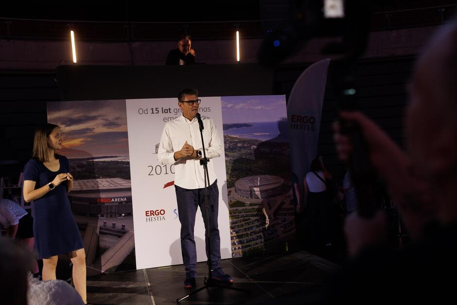 Podczas uroczystości przemawia mężczyzna w średnim wieku 