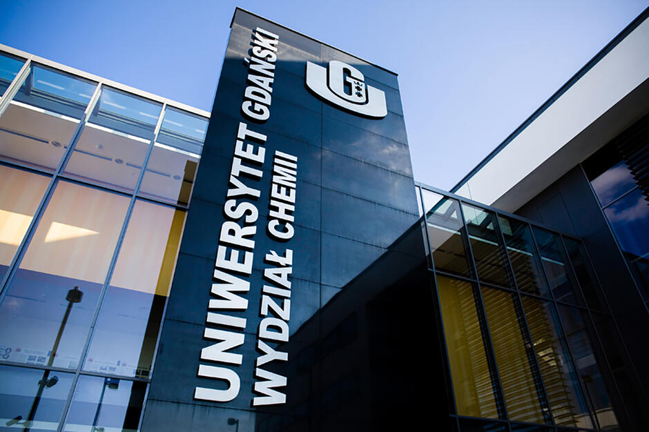 Wejście do Wydziału Chemii Uniwersytetu Gdańskiego.