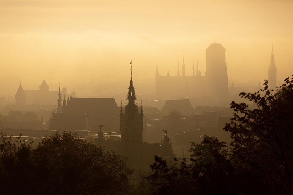 Panorama starego miasta w ciepłym świetle poranka.