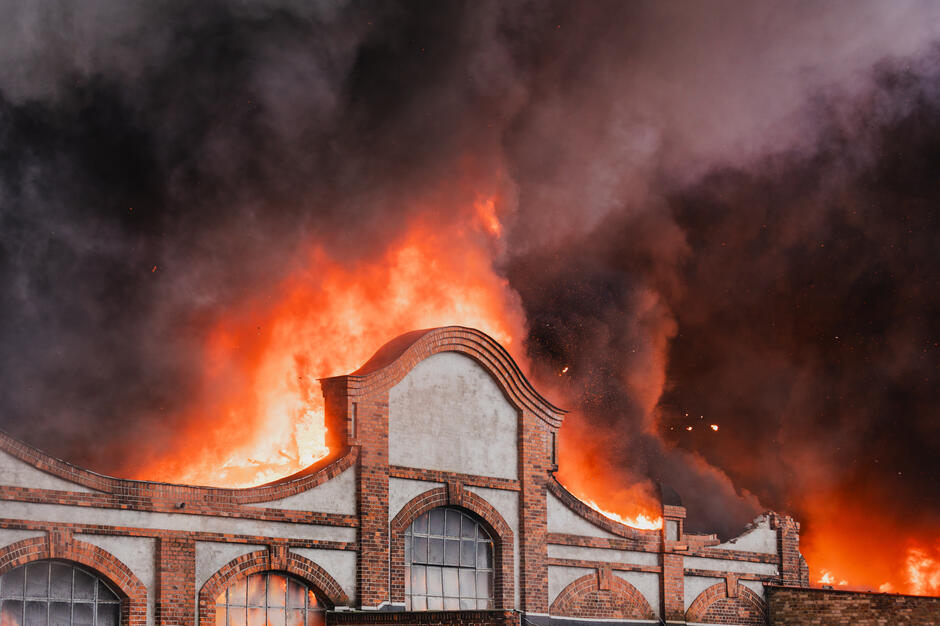 Płonąca hala fabryczna.