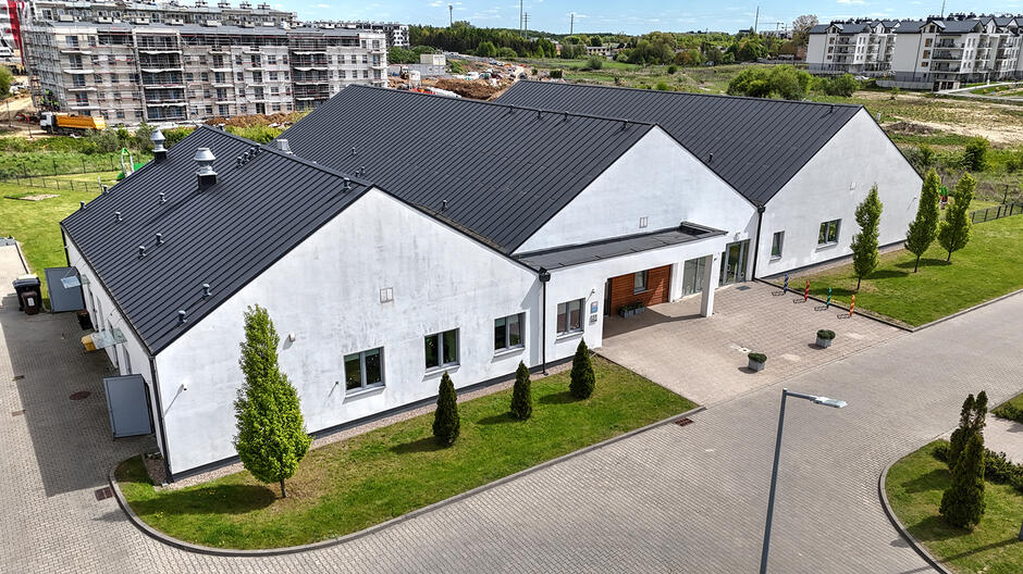 Budynek przedszkola, zdjęcie z lotu ptaka.