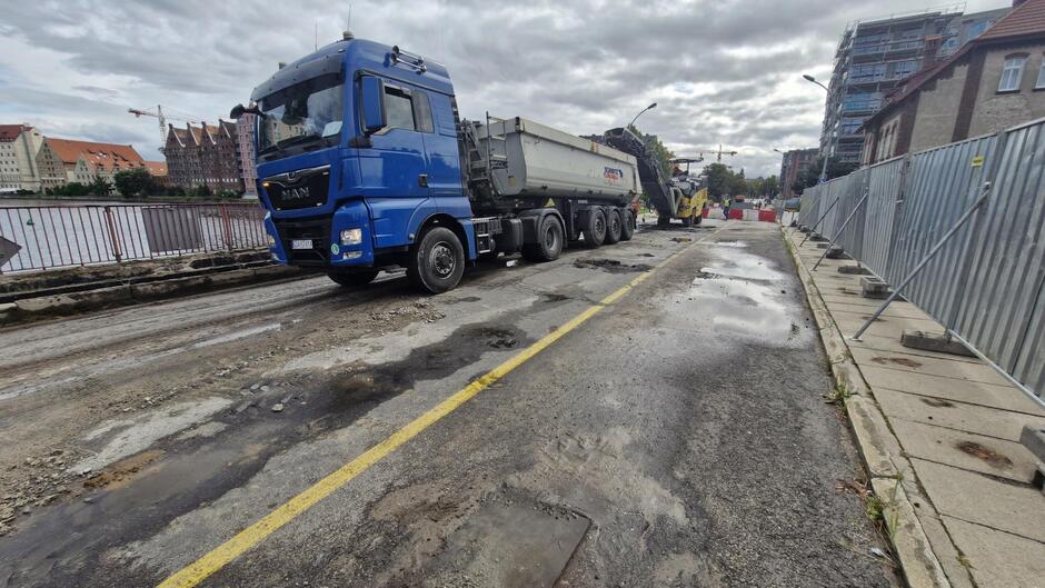 na zdjęciu ciężarówka stojąca na remontowanym moście