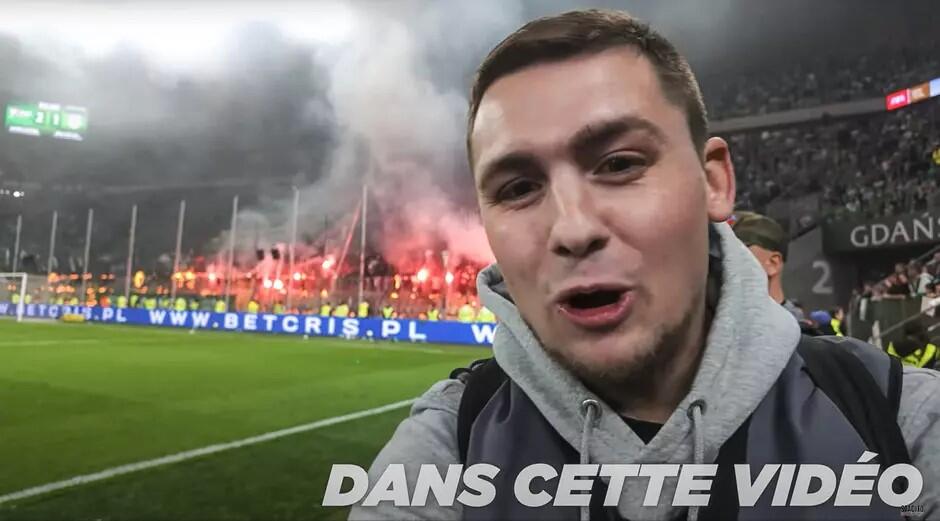 Młody rozentuzjazmowany mężczyzna na tle widowni meczu Lechia - Arka