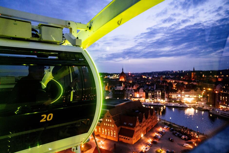 Widok na stare miasto z gondoli koła widokowego.