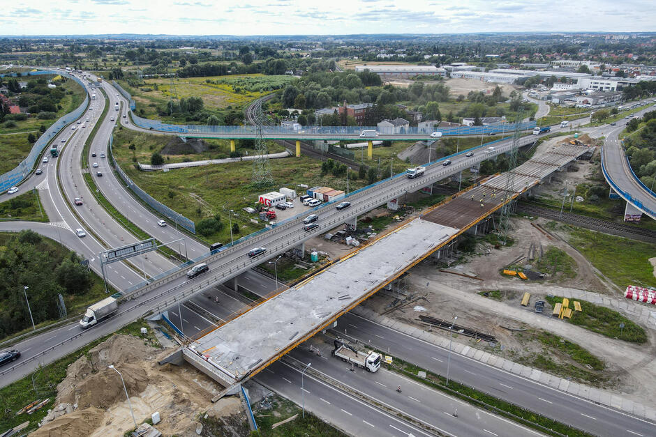 zdjęcie z drona, widać budowaną nową estakadę na której trwa betonowanie, obok istniejąca estakada na której widać jadące samochody