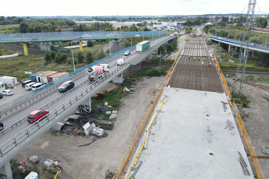zdjęcie z drona, widać budowany wiadukt i częściowo wybetonowaną płytę nośną tego wiaduktu
