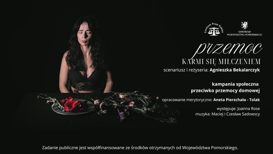 Grafika informująca o kampanii społecznej Przemoc karmi się milczeniem  ze zdjęciem kobiety przy stole. Z ust kobiety płynie krew.