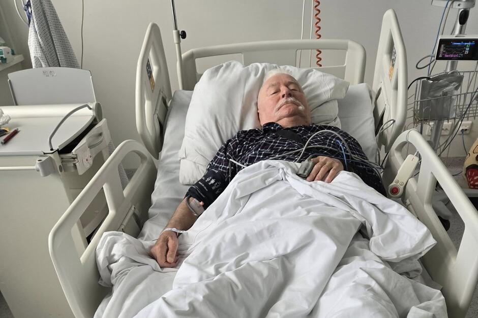 Lech Wałęsa na szpitalnym łóżku