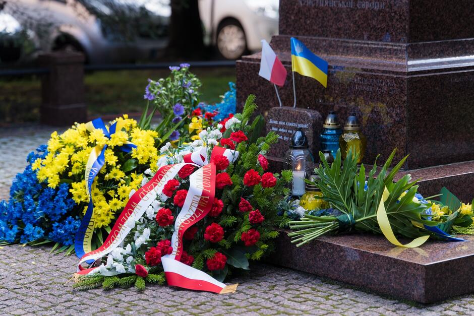 Kwiaty z niebiesko-żółtymi i biało-czerwonymi kokardami i wstęgami