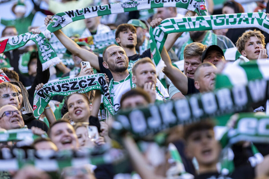 Tłum kibiców w biało-zielonych barwach