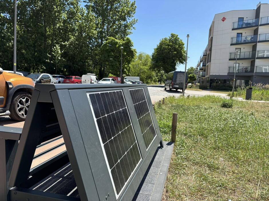 na zdjęciu dwa panele fotowoltaiczne zamontowane do ławki