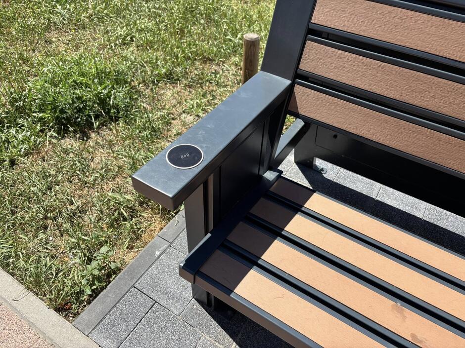 podłokietnik ławkowy z wbudowaną ładowarką indukcyjną