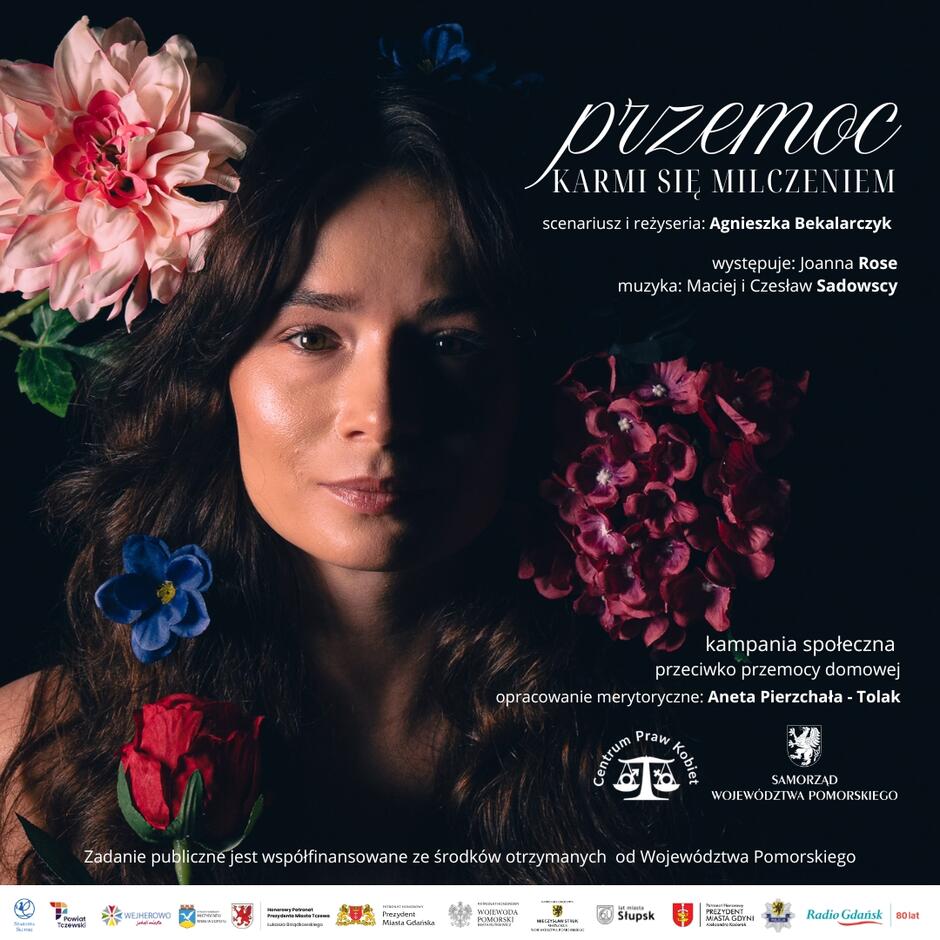 Grafika informująca o kampanii społecznej Przemoc karmi się milczeniem  przeciwko przemocy domowej ze zdjęciem twarzy lekko uśmiechniętej kobiety otoczonej kwiatami.