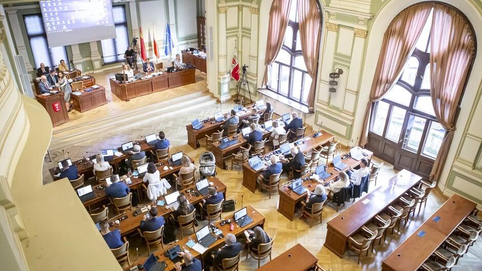 Sala obrad sfotografowana z góry, podczas obrad