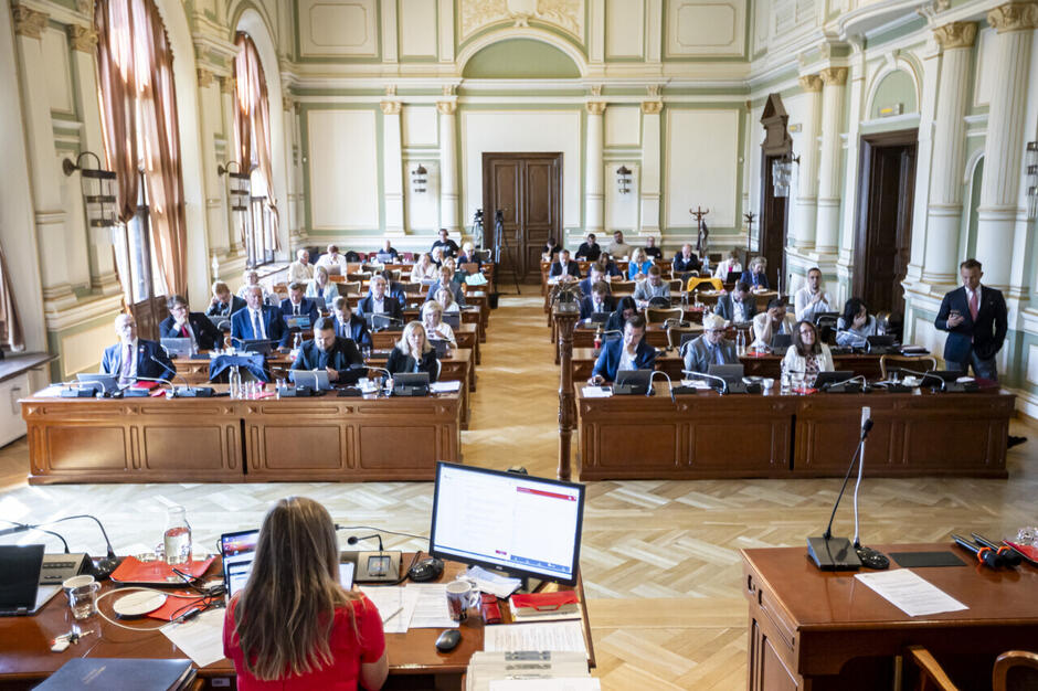 Widok od strony przewodniczącej na radnym miasta zasiadających w ławach