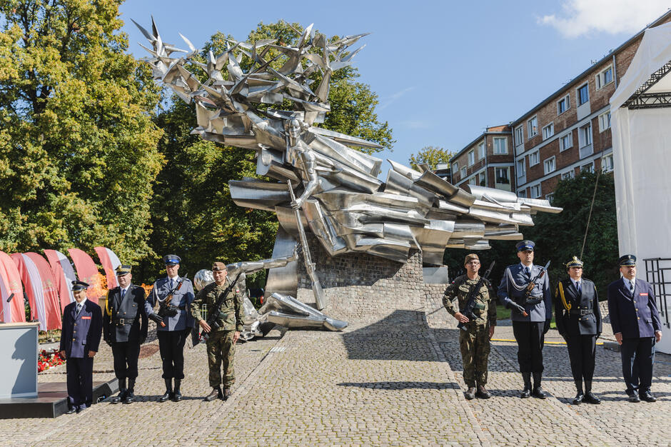Służby mundurowe przed pomnikiem Obrońców Poczty Polskiej w Gdańsku.
