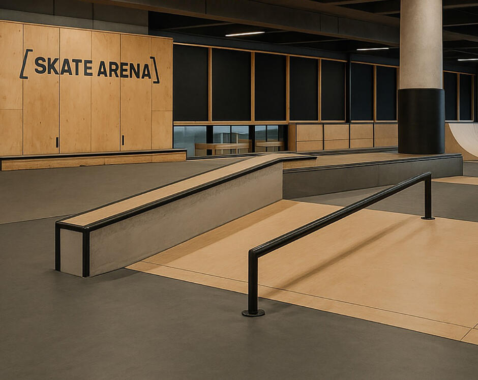 Wnętrze krytego skateparku z rampą.
