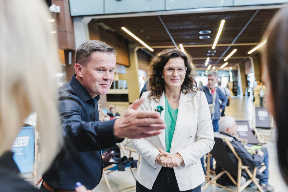 Mężczyzna po lewej, kobieta po prawej