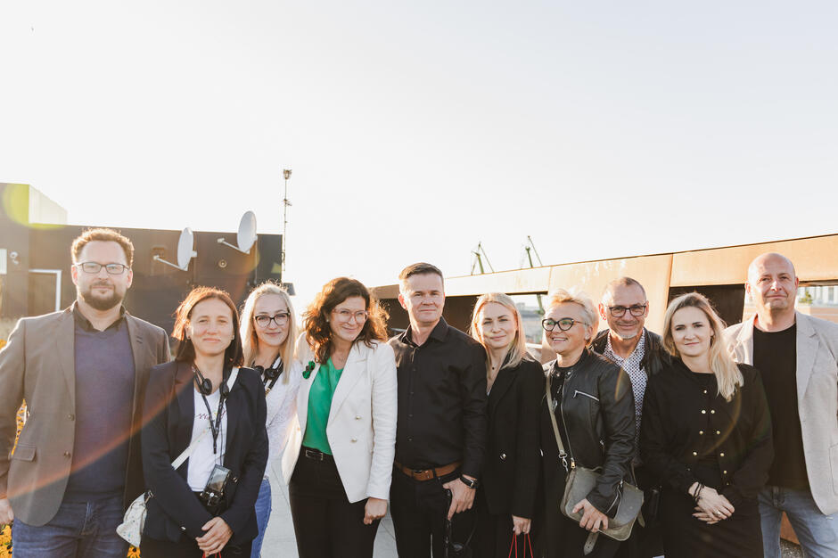 Dziesięć osób pozuje do wspólnego zdjęcia