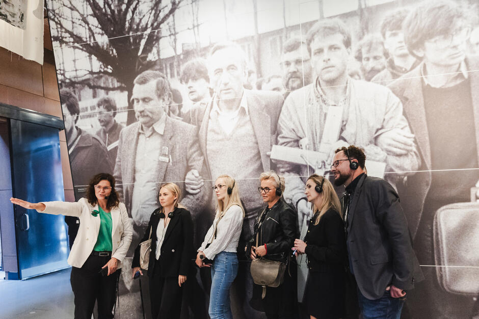 Kilka osób w czasie zwiedzania wystawy w muzeum