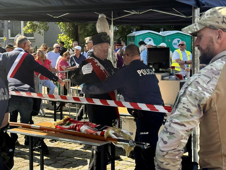Przeszukanie mężczyzny w stroju górnika