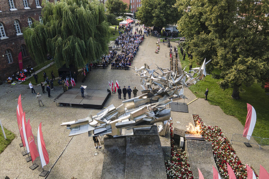 Zdjęcie z lotu ptaka. Plac z pomnikiem, przed którym odbywają się uroczystości w 86. rocznice wybuchu II wojny światowej.