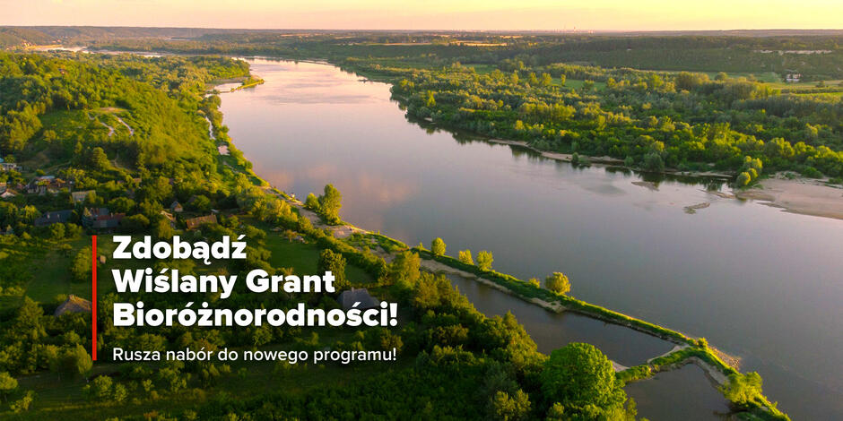 Zdjęcie z lotu ptaka na Wisłę w ciepłym świetle poranka lub zachodu słońca. Na zdjęciu napis: Zdobądź Wiślany Grant Bioróżnorodności .