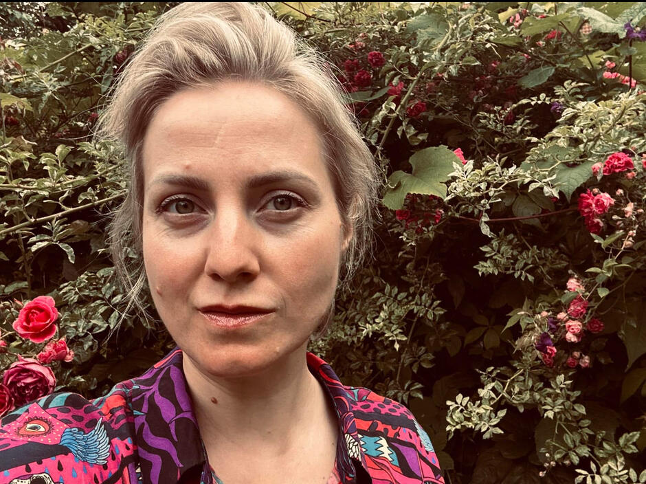 twarz kobiety w blond włosach, na tle zieleni