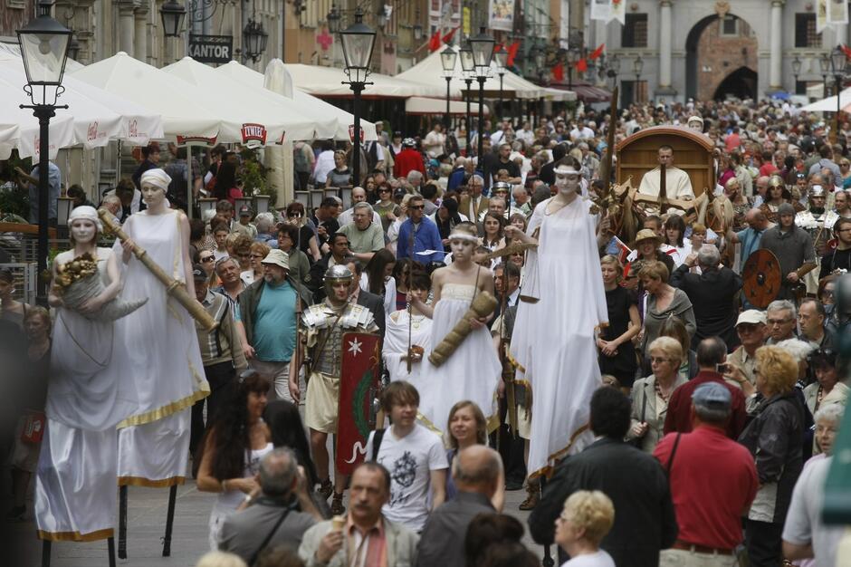 Tłum przebierańców idzie ul. Długą