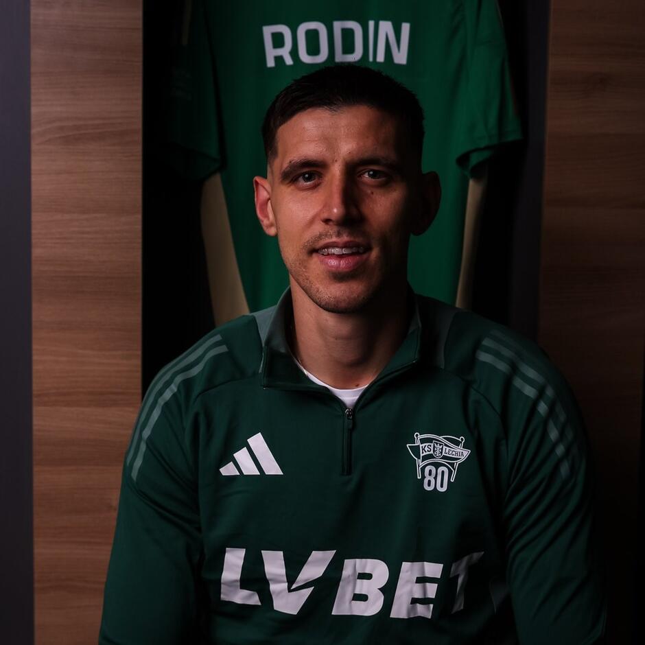 Młody mężczyzna w koszulce Lechii