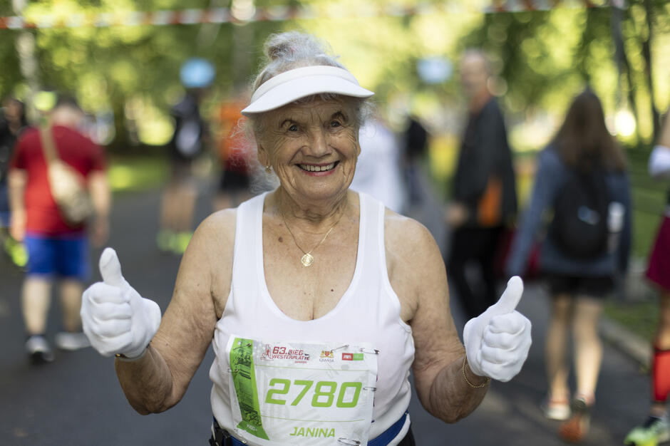 Starsza pani uśmiechnięta, w sportowym stroju