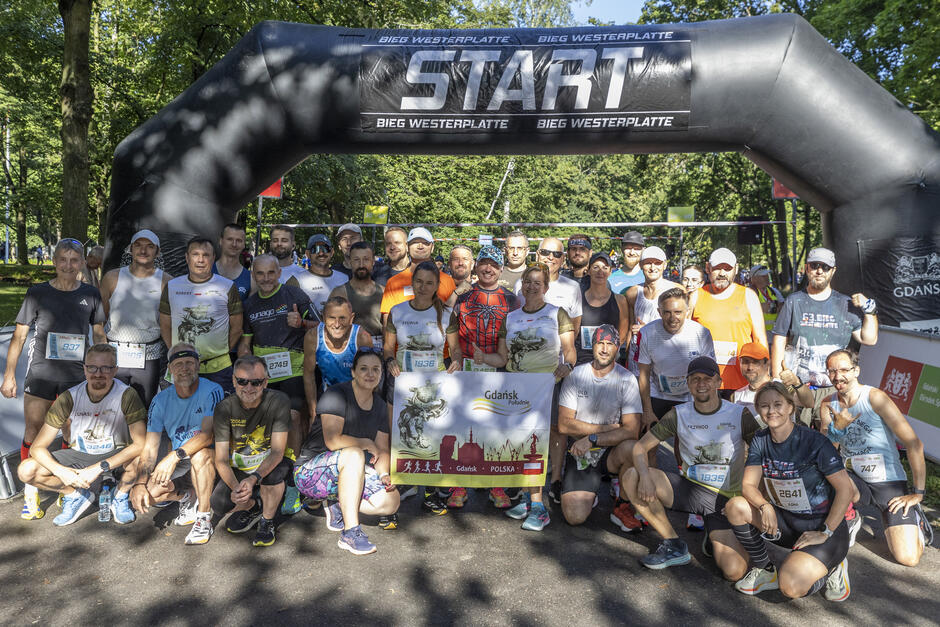 Do zdjęcia pozuje grupa około 30 osób